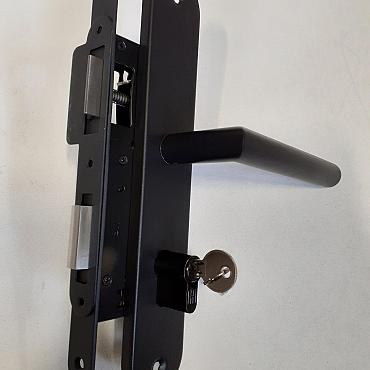 RVS Slot Deurschild Afgerond ZWART GEPOEDERCOAT Bijpassend bij ijzeren Deurframe met Cilynderslot